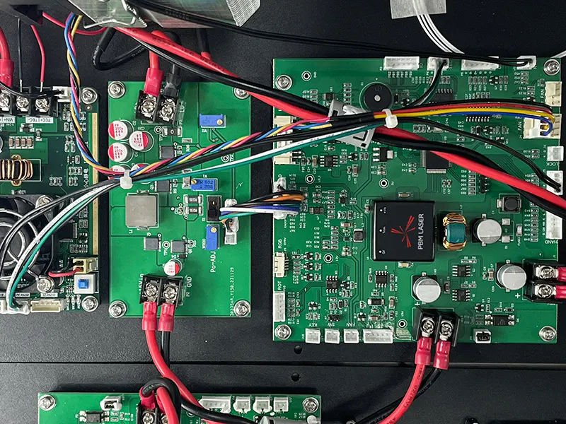 Ласерски модул са више таласних дужина за операције